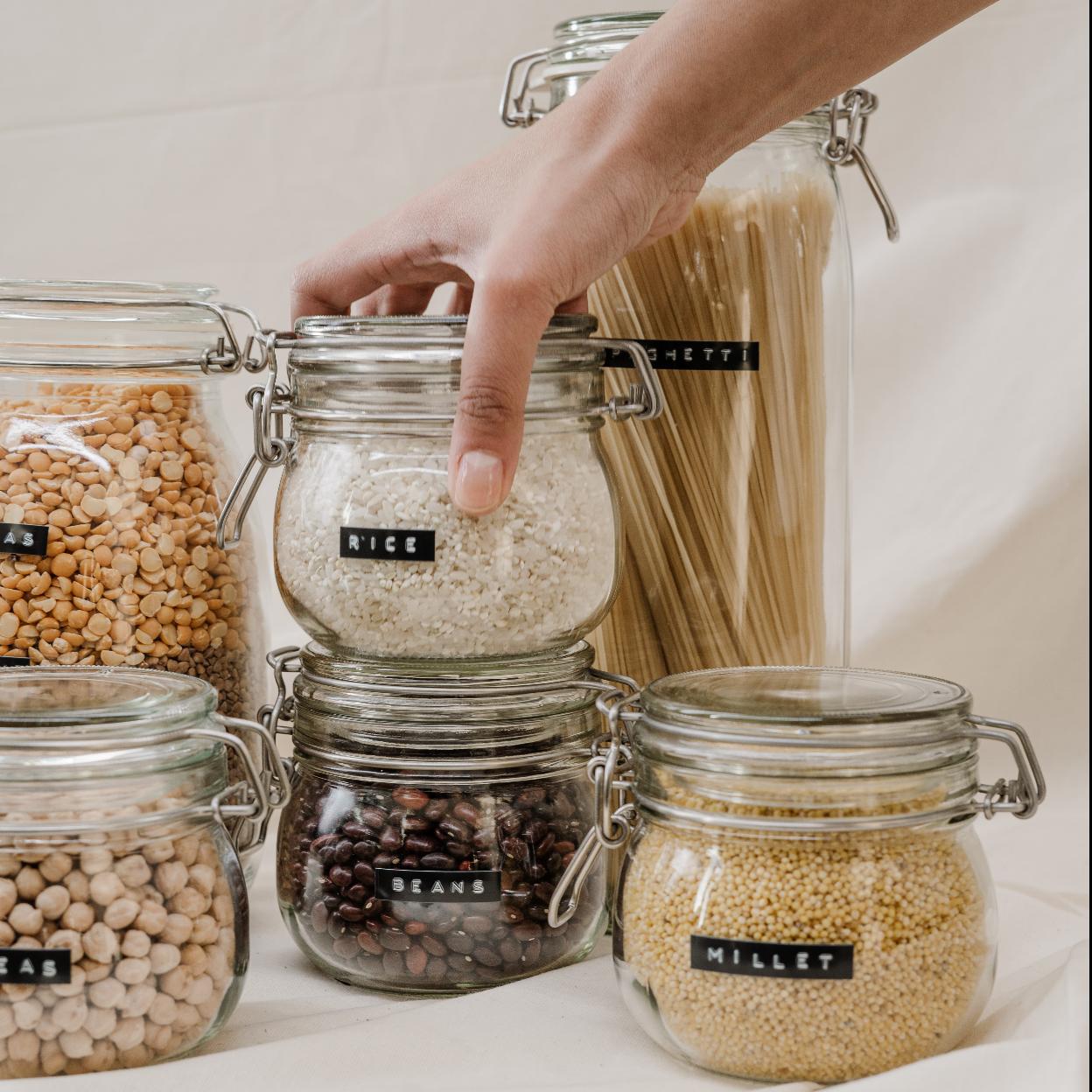 Cocina rosa con balda de comida ordenada