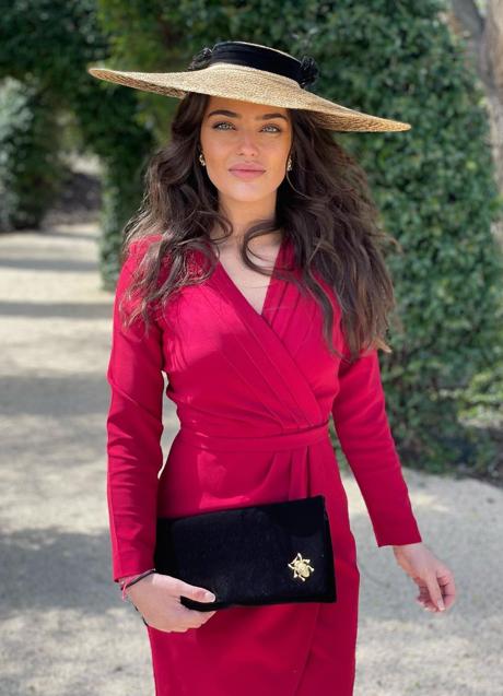 Imagen - isabel Mateos luce hoy una imagen bien distinta a la que tenía cuando saltó a la fama, en 2014. Aquí la vemos en una reciente boda. (Foto: @ISAMATEOS3)