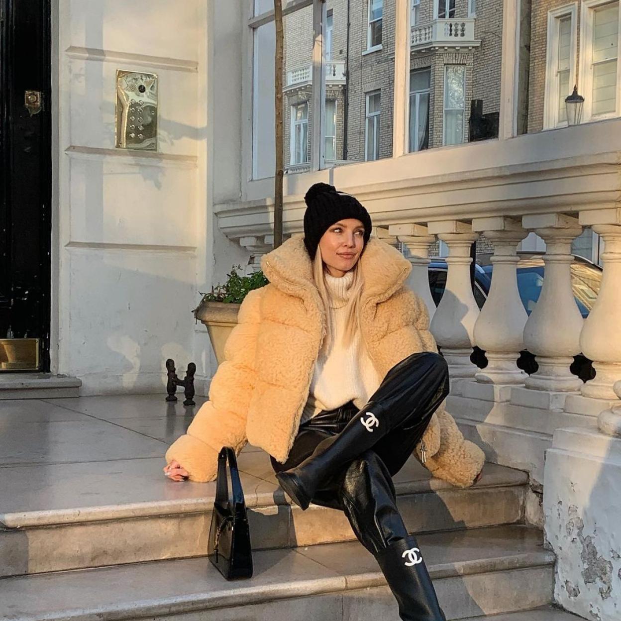 La influencer Leonie Hanne con jersey de punto y abrigo de pelo.