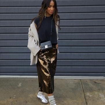 Imagen secundaria 1 - La influencer Julie Sariñana con un look con falda de lentejuelas.