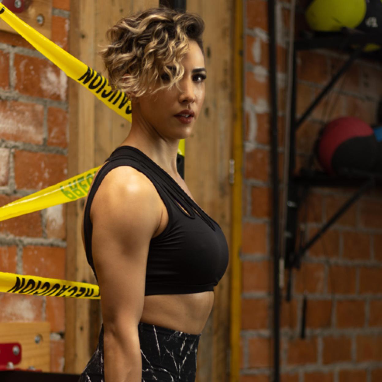 Mujer entrenando fuerza