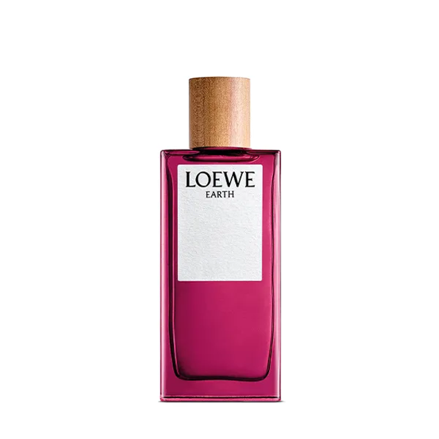 Earth de Loewe es la primera fragancia de una nueva familia que unifica este caleidoscopio de color con su vibrante frasco en un tono malva. Está inspirada en los elementos que conectan la naturaleza y dan paso a la vida tanto por debajo como por encima de la tierra, desde lo atmosférico hasta lo tangible, lo visible y lo invisible, unificando el mundo interior y exterior. Floral, ambarina y almizclada, Earth refleja esta conectividad a través de notas de trufa – un maravilloso ingrediente que nace bajo tierra - pera, elemí, mimosa y violeta. Precio 50ml: 52,95 euros.