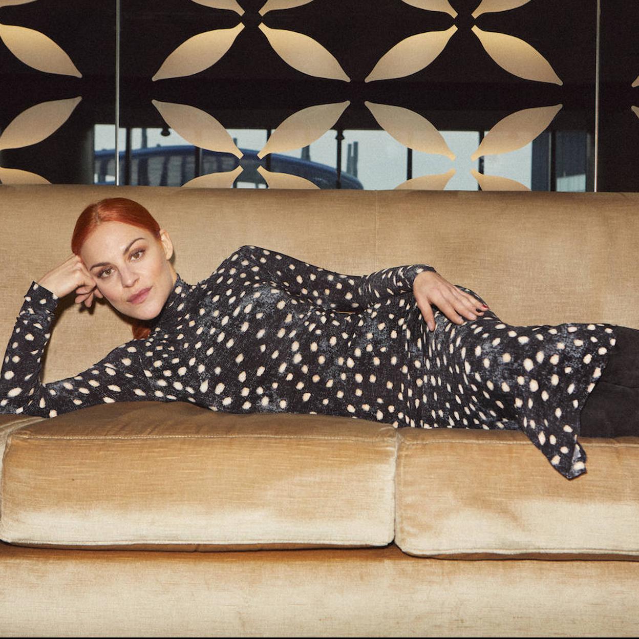 Sara García lleva vestido de Norma Kamali para Wow y botas de Manolo Blahnik.