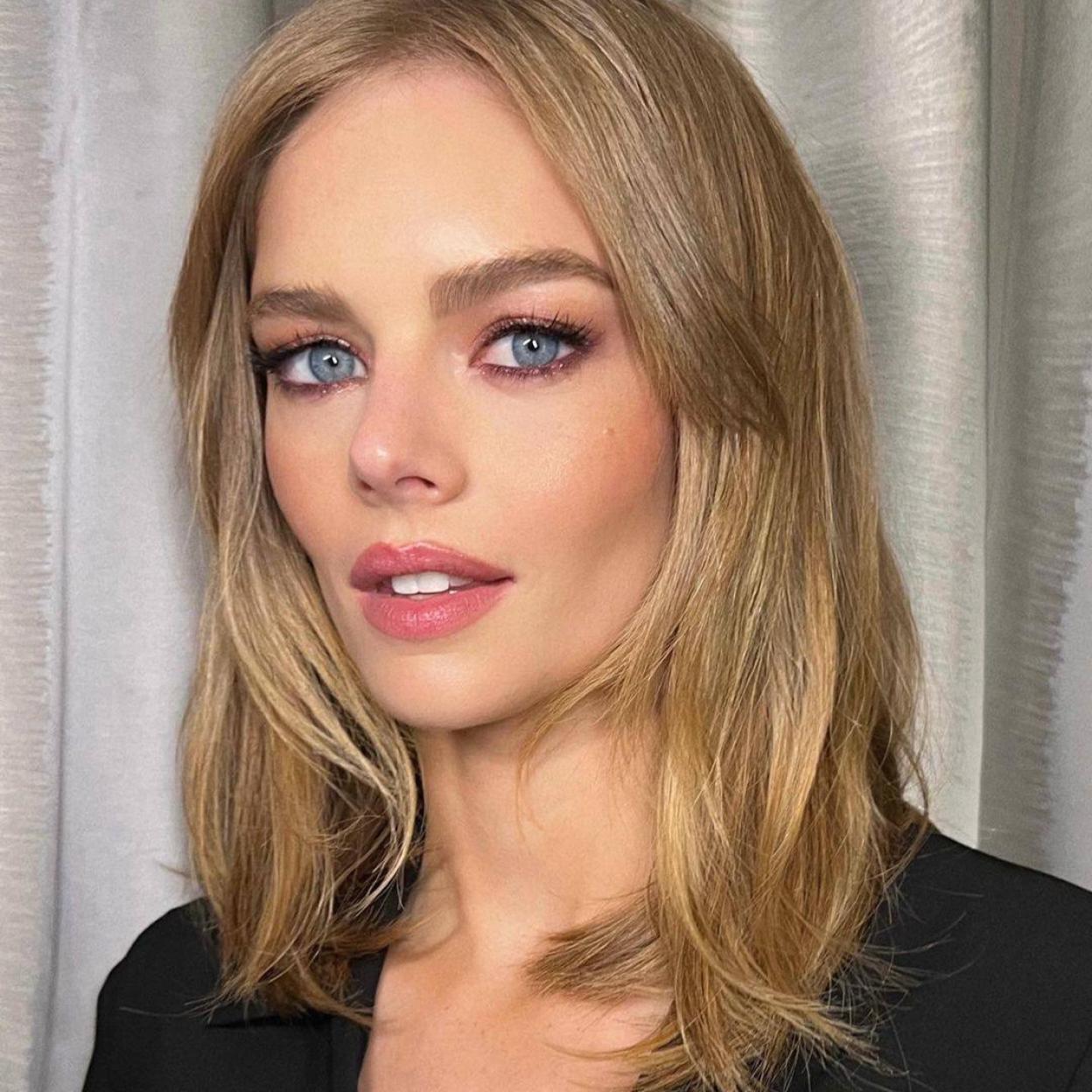 Consigue la piel tersa de Samara Weaving con estas cremas antiedad