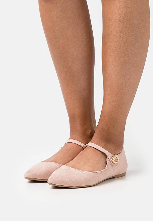 Merceditas planas en tejido soft con acabado en punta y correa con broche dorado, tono rosa claro, de Anna Field. Puedes comprarlas en Zalando por 28,89 euros.