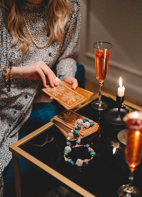 Imagen - Mujer tirando las cartas del Tarot/PEXELS