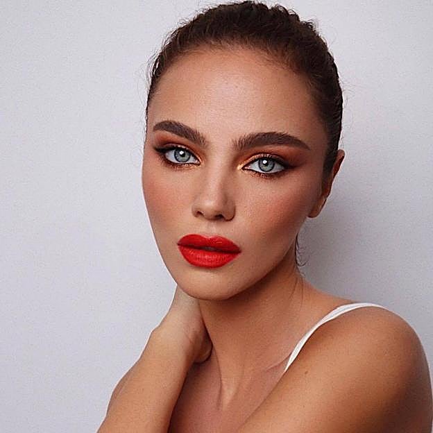 Los contornos de ojos con péptidos para reafirmar y elevar el párpado caído a partir de los 50