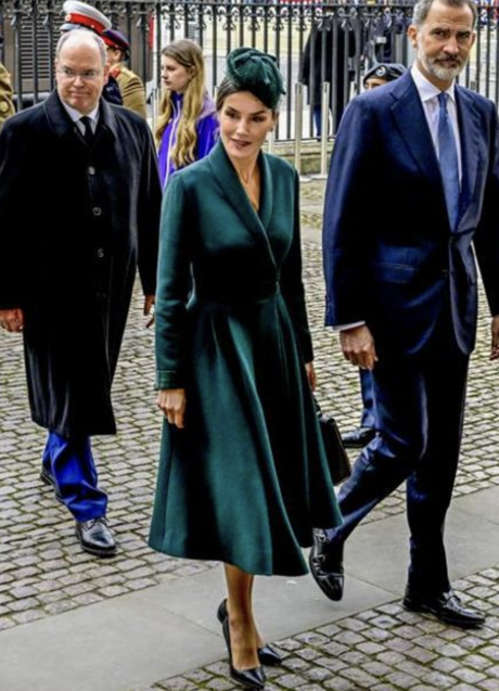 Imagen - Letizia sorprendió a todos con un elegante look verde bosque, el color favorito del príncipe de Edimburgo, durante la misa funeral en su recuerdo celebrada en Londres. (Foto GTRES)