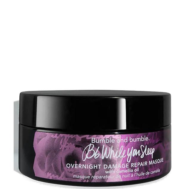 Bb. While You Sleep Overnight Damage Repair Masque de Bumble and bumble se trata de una mascarilla reparadora para el cabello seco y dañado que fortalece y rejuvenece los mechones, durante la noche. Además, hidrata con intensidad, controla el encrespamiento, potencia el brillo y el color y protege frente a los agresores ambientales. Todo, gracias a una combinación de pantenol, aceites de ricino, granada, camelia, onagra, perilla y matacandil, proteínas, ácido láctico y vitamina E.