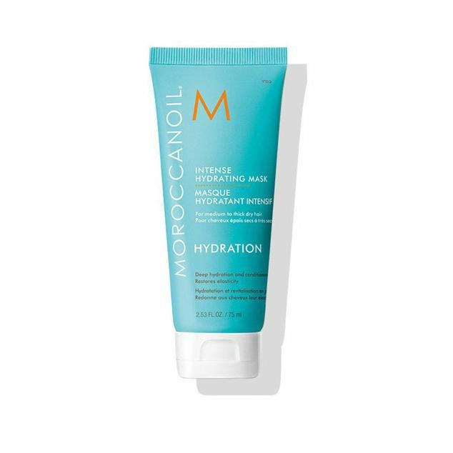 Intense Hydrating Mask de Moroccanoil permite tener una hidratación, sedosidad, brillo, movimiento y textura espectaculares en la melena, en tan solo cinco minutos. Este tratamiento rico y cremoso repara en profundidad e hidrata, añadiendo elasticidad y fuerza. Y, para ello emplea aceite de argán antioxidante, extracto de lino, pantenol y glicerina.