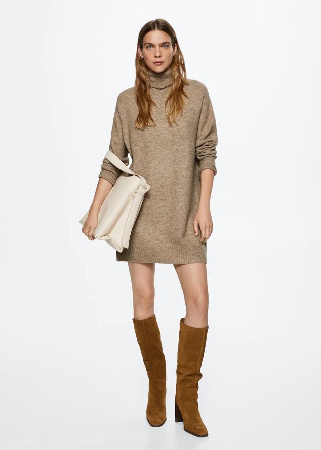 Vestido de punto corto en color beige con manga larga y cuello alto.Precio: 29,99 euros.