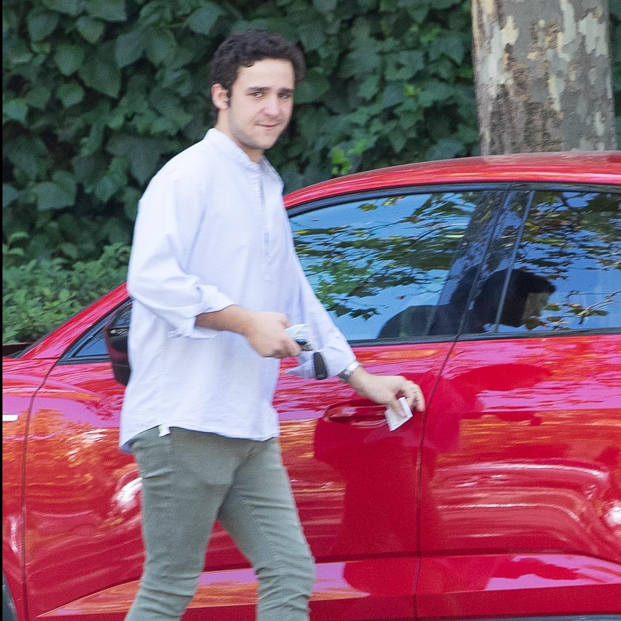 Felipe Juan Forilán de Marichalar y Borbón entrando en su coche.