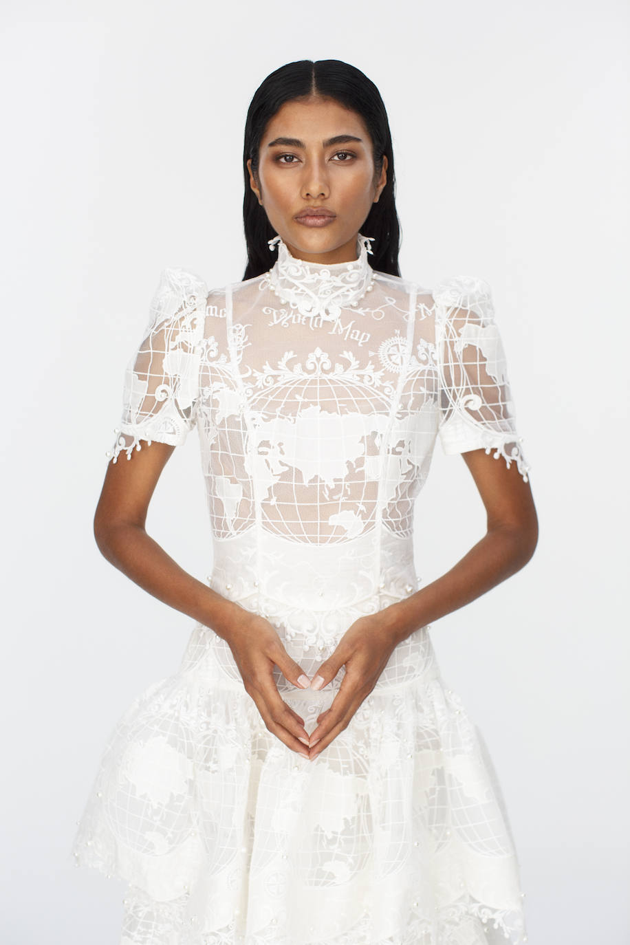 Top y falda de lino y seda con pedrería, ambos de Zimmermann.