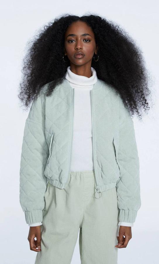 Cazadora bomber en tejido de pana guateado con cuello redondo, mangas largas y acabados elásticos, color azul claro, de Stradivarius. Hazte con ella por 29,99 euros.