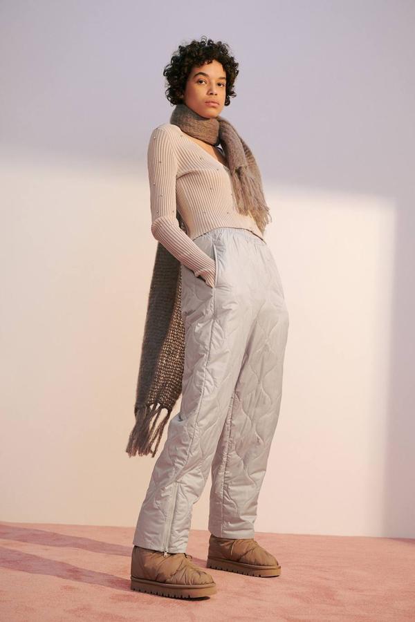 Pantalón en tejido guateado con perneras anchas, tiro alto, cintura elástica y bolsillos, en beige grisáceo, de H&M. Cuesta 39,99 euros.