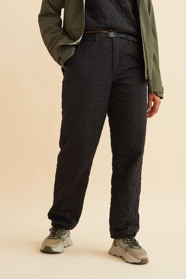 Joggers estilo outdoor con tejido acolchado, tiro medio, cinturón y cintura y bajo elásticos, en negro, de H&M. Su precio es de 59,99 euros.