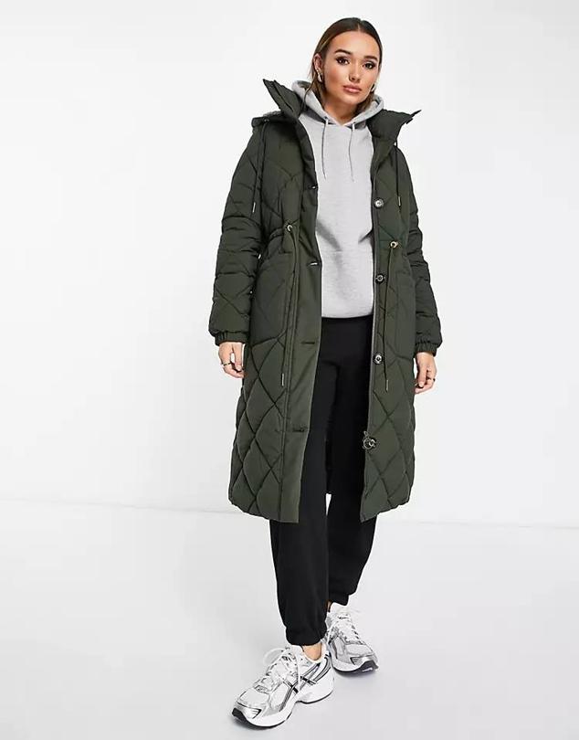 Abrigo en tejido guateado de plumas con cuello alto, cintura ajustable, bolsillos, manga larga y cierre de cremallera, color salvia, de Barbour. Lo comprarás en Asos por 390,99 euros.