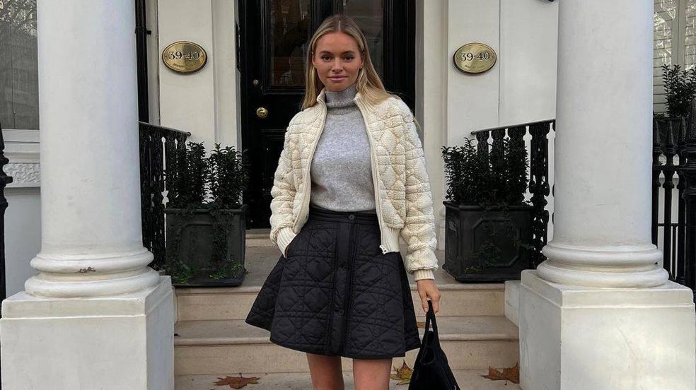 La influencer lleva un look con prendas acolchadas