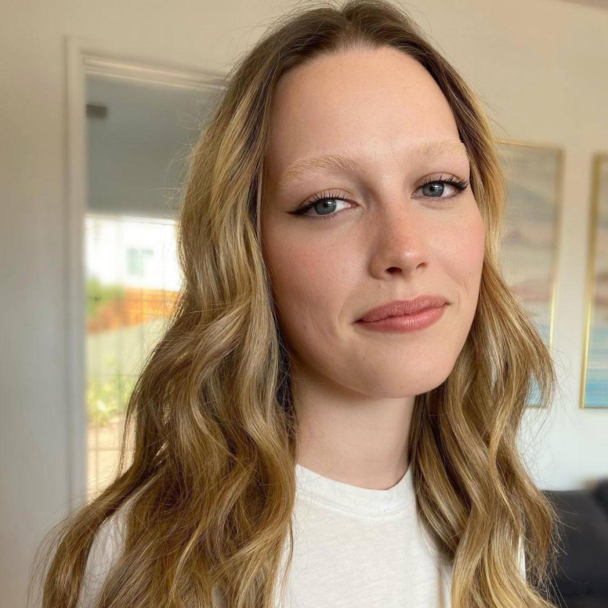 Los labios sin arrugas de Victoria Pedretti se obtienen con contorno como estos