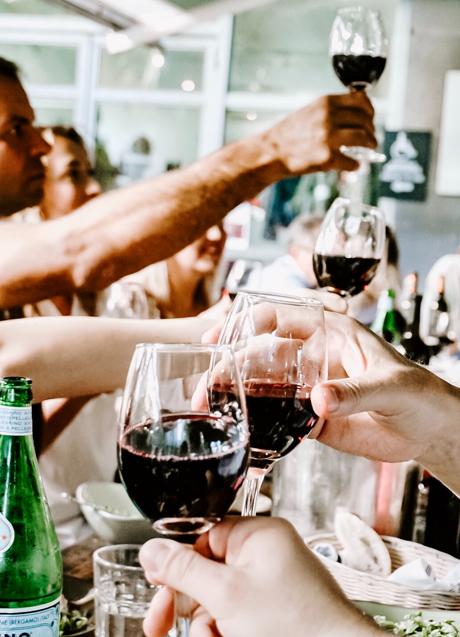 Imagen - Amigos brindando con vino tinto/PEXELS