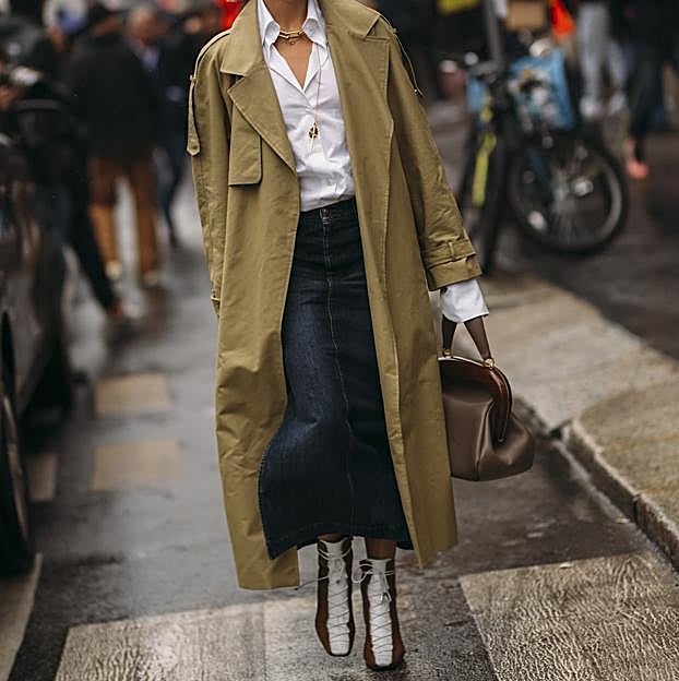 Imagen principal - Los looks del street style con faldas midi vaqueras.