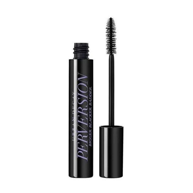 Perversion Mascara de Urban Decay cuenta con una triple pigmentación negra y una fórmula que multiplica el volumen de una sola pasada. También separa, refine, eleva y curva con su cepillo voluminizador, así como cuida de las pestañas con el glucógeno marino promotor del crecimiento, el elastino marino que aumenta la elasticidad y la miel hidratante.