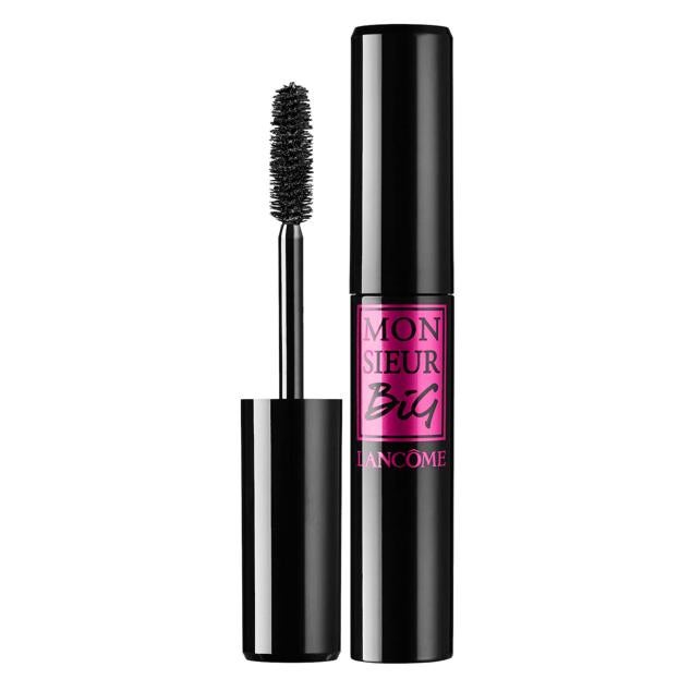 Monsieur Big Mascara de Lancôme tiene un cepillo grande con suaves cerdas de fibra que construyen un volumen extremo y un intenso negro de larga duración. Su fórmula ultracremosa no deja grumos y mantiene el efecto hasta doce horas.
