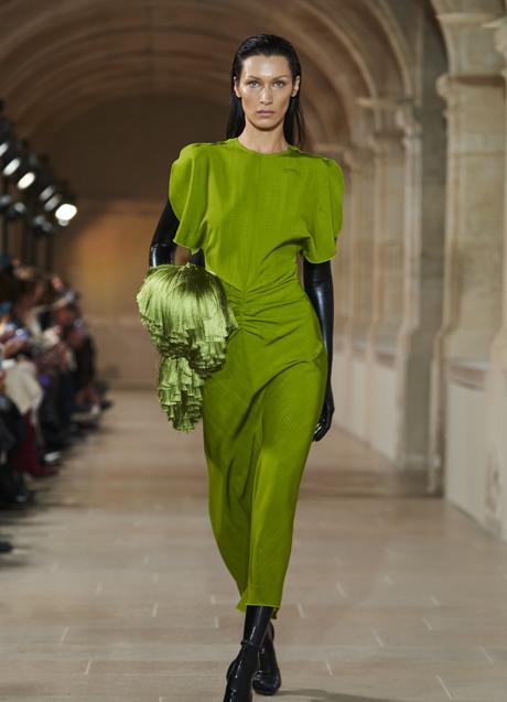 Imagen - Vestido midi drapeado en verde. Foto: Imaxtree.