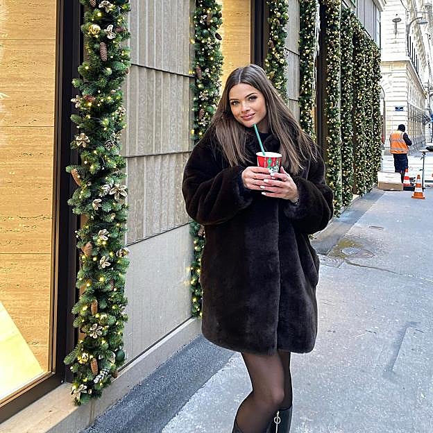 Zara tiene la falda de tubo con botones más preciosa de la temporada que hace tipazo