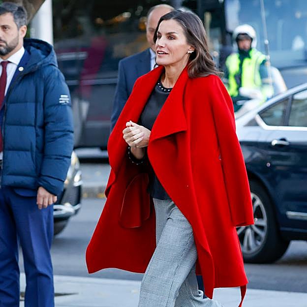 Imagen principal - La reina Letizia, Máxima de Holanda y Kate Middleton con un abrigo rojo.