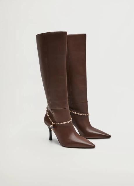 Imagen - Botas altas en marrón con detalle de cadena de Mango Outlet. Foto: Mango Outlet.