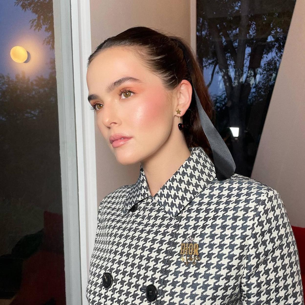 Presume de la piel lisa y radiante de Zoey Deutch con estos sérums de ácido hialurónico