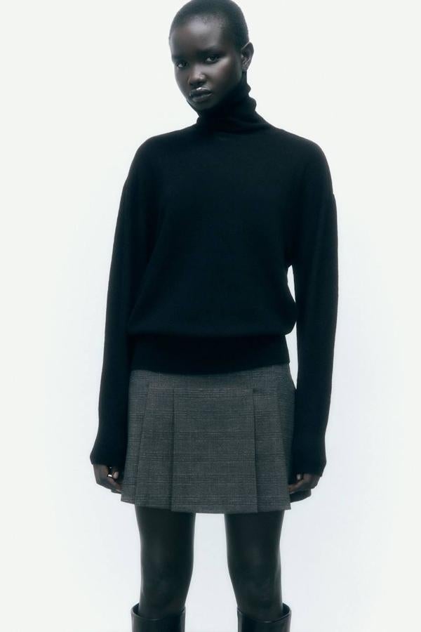 Falda pantalón con diseño de tablas, tiro alto y estampado a cuadros, color gris.