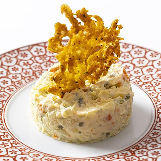 Cádiz y Madrid unidos en un plato lleno de sabor y encanto, la ensaladlla rusa con tortilla de camarones.