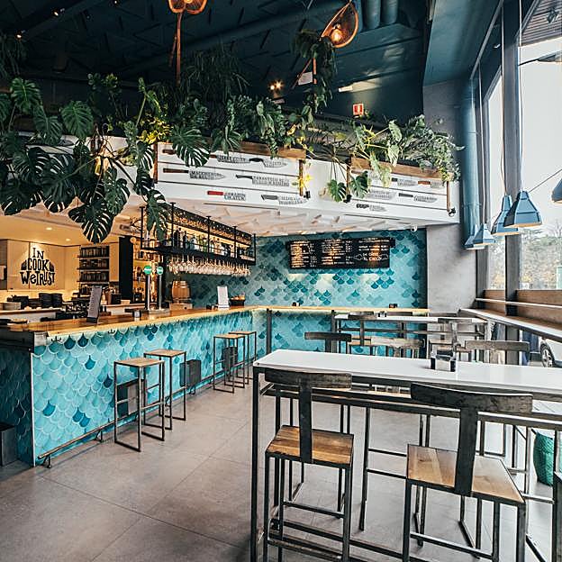 La planta baja de Kulto, perfecta para disfrutar de un picoteo en buena compañía con medias raciones y sus platos más conocidos.