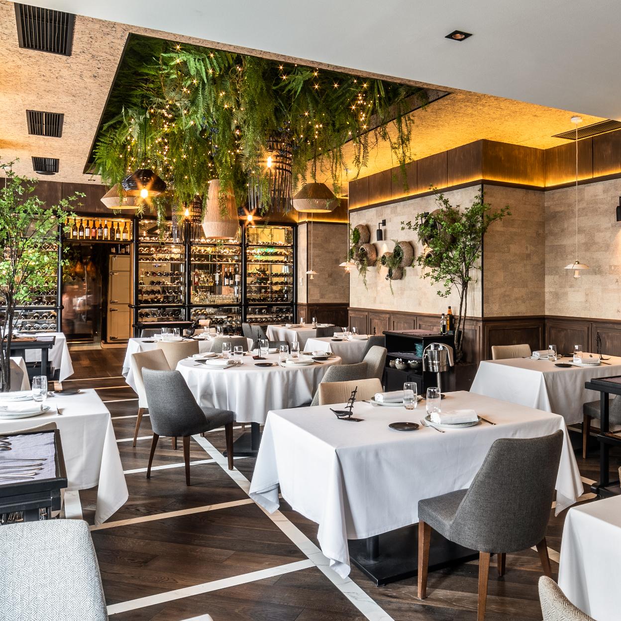 El comedor de La Guisandera de Piñera, un entorno tranquilo y lleno de encanto en el que disfrutar de la cocina asturiana más deliciosa.