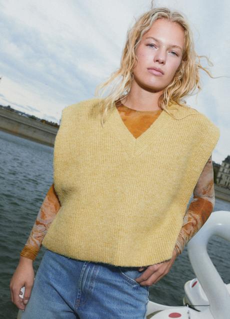Imagen - Chaleco en punto de color amarillo de Zara. Foto: Zara.