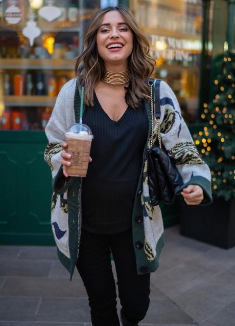 Imagen - La influencer con una chaqueta de punto estampada. / @MODAJUSTCOCO