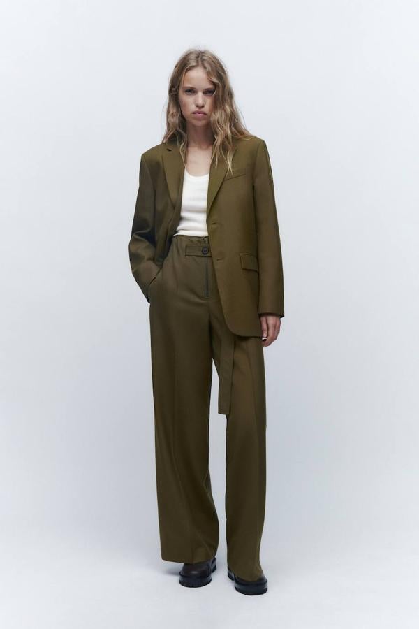 Traje en tejido de lana con americana masculina y pantalón larga de tiro alto, en tono khaki, de Zara.