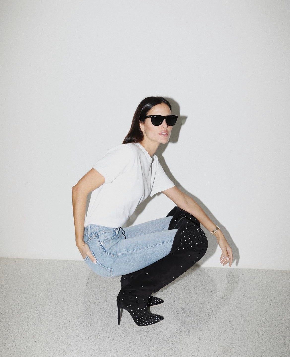 Estas botas también han conquistado a la socialité Alex Rivière. La barcelonesa, que ya cuenta con un millón de seguidores en su perfil de Instagram, le ponía el broche de oro a un look sencillo con unas botas por encima de la rodilla con un pronunciado tacón y sofisticados brillos.