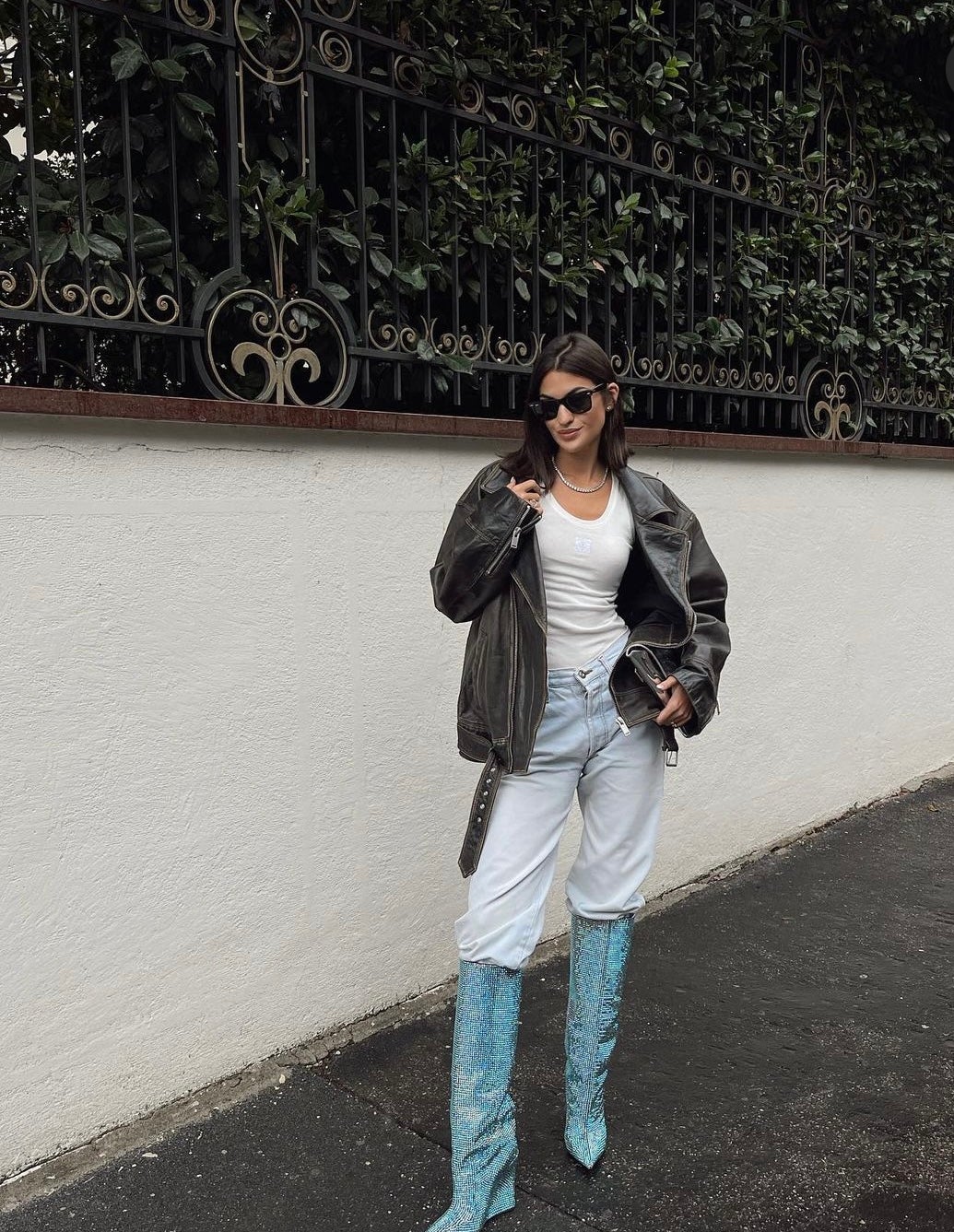 Su hermana mayor, la influencer Marta Lozano, que cuenta con 1 millón de seguidores en Instagram, también ha caído rendida frente a las botas altas. Pero la referente de estilo ha optado por salirse de la tónica habitual para marcar la diferencia con un modelo fantasía en azul claro y con tacón corrido. ¿Te atreverías a calzártelas? Emily en París desde luego que sí. 