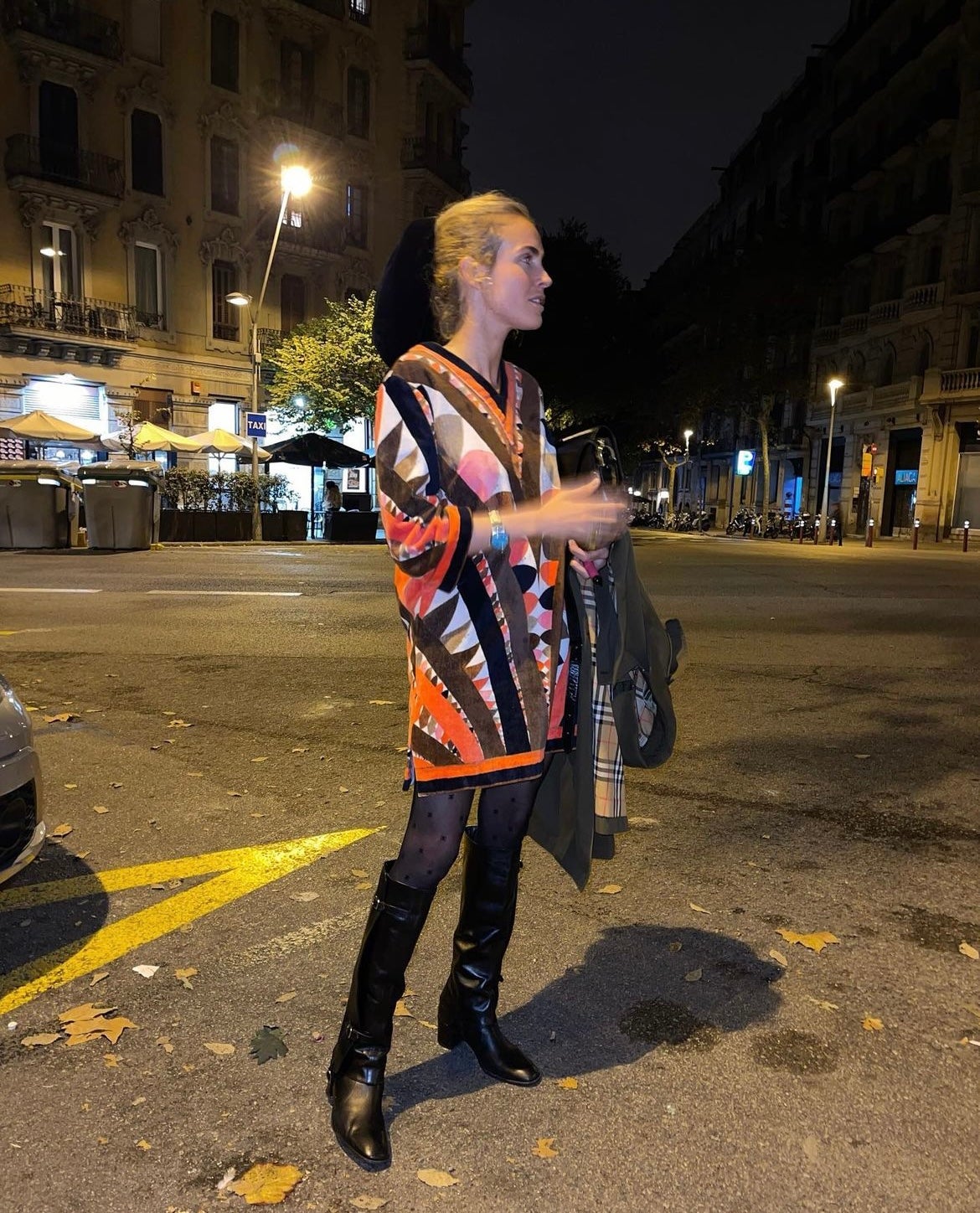 Y seguimos analizando una de las tendencias más punteras: las botas altas. Blanca Miró también ha optado por este tipo de calzado, ya que es versátil y favorecedor. La referente de estilo catalana las ha incluído en sus looks más especiales en color negro sin ningún tipo de procupación.