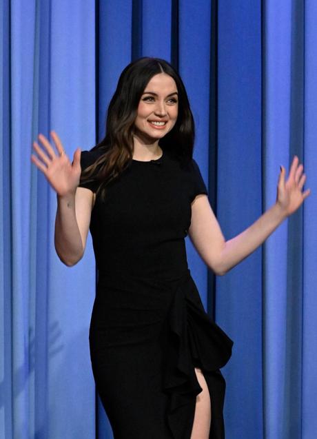 Imagen - Ana de Armas con un vestido negro. 