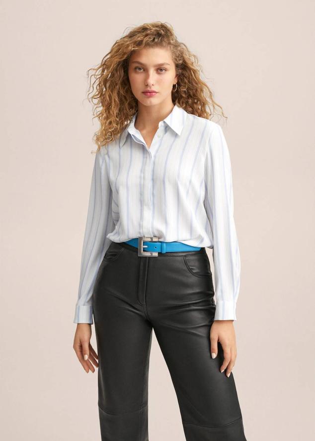 Camisa fluida con cuello solapa, manga larga, cierre de botones y estampado a rayas en blanco y azul. Está disponible por 11,99 euros.