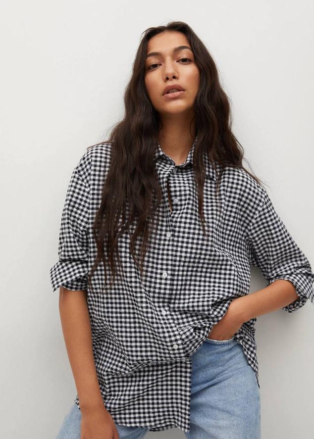 Camisa de algodón oversize con manga larga, corte relajado, cuello solapa y cierre de botones, en estampado vichy de cuadros. Hazte con ella a 13,99 euros.