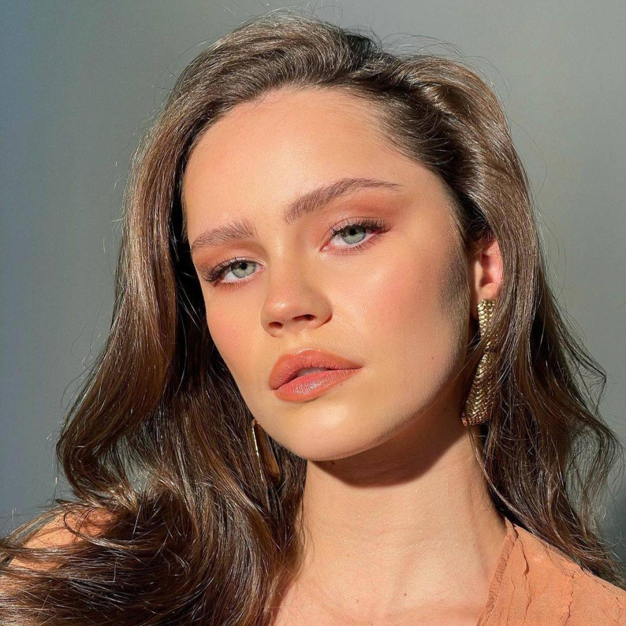 La piel radiante y rellena de la modelo la obtendrás con estos sérums antiedad