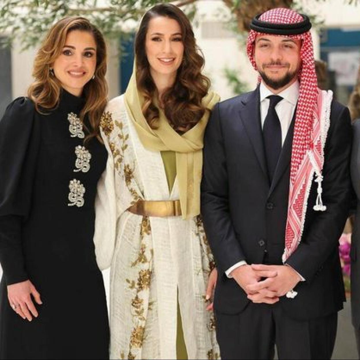 La reina Rania de Jordania posa con su futura nuera y su hijo, el heredero al trono el príncipe Hussein