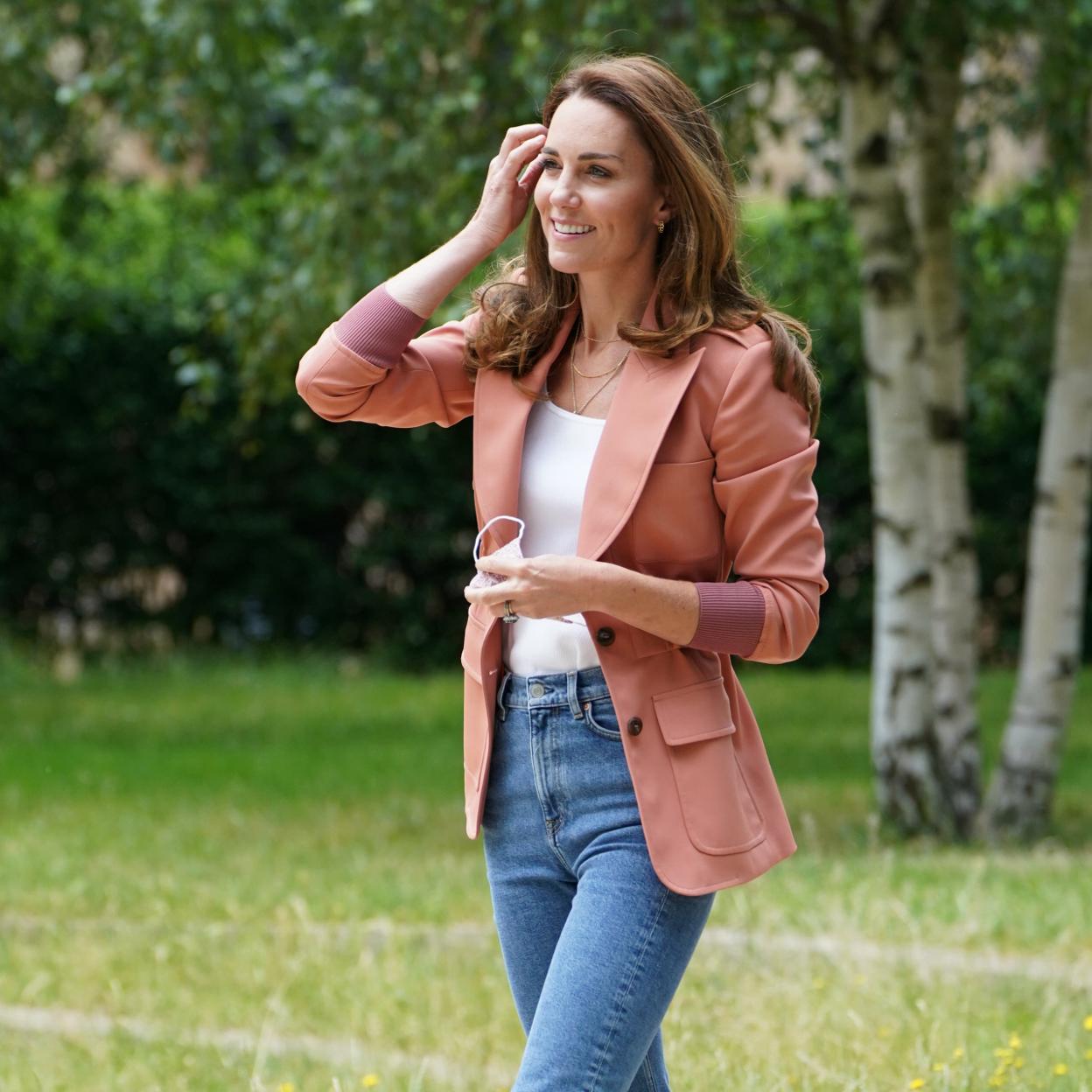 Kate Middleton con vaqueros, camiset básica y blazer.