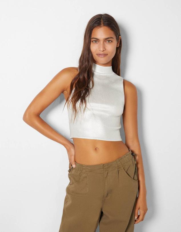 Top en tejido metalizado con cuello perkins, corte ajustado y manga sisa, tono plata, Bershka.