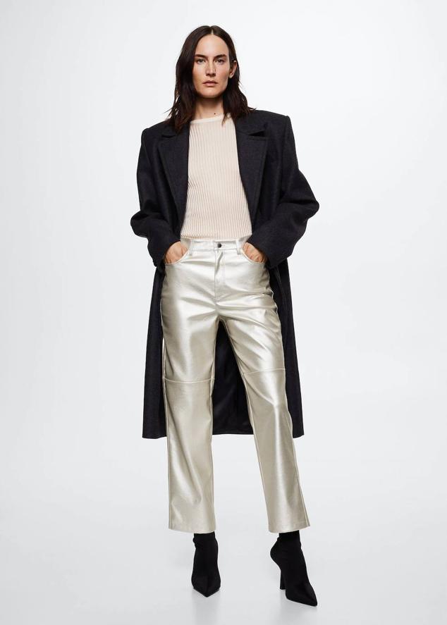 Pantalón recto en tejido efecto metalizado con tiro alto y perneras acomodadas al cuerpo, tono plata, de Mango.